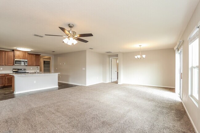 Foto del edificio - 6780 Sandle Dr