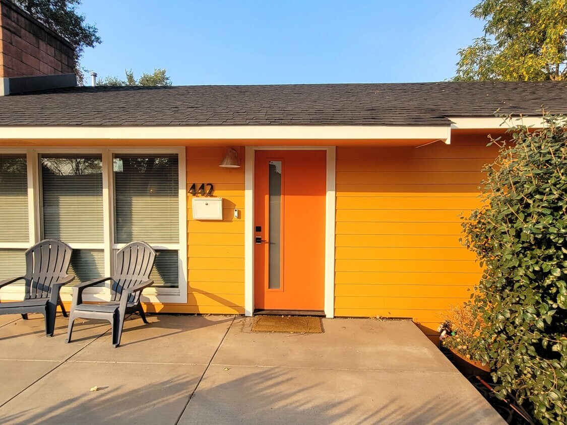 Primary Photo - Charming Single-level Home, Fully Furnishe...