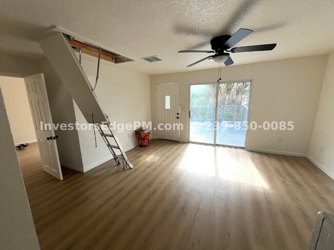 Foto del edificio - Beautifully Renovated 2BR w/ Loft & Private Deck