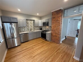 Building Photo - 11 Baynes St