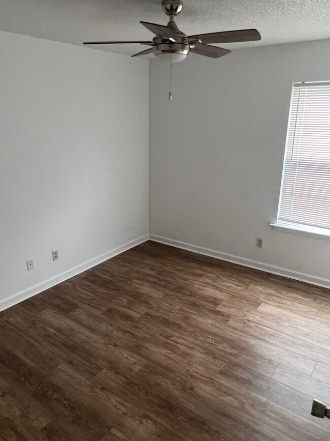 Foto del edificio - Remodeled 3 Bedroom Condo In a Prime Location!!!  ~ Annual Rental ~
