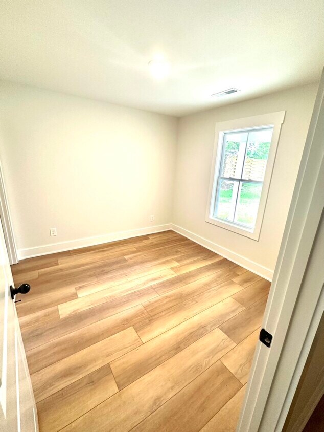 Foto del edificio - 342 Woods Rd