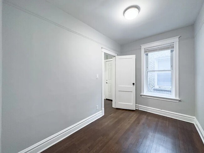 Foto del edificio - 3649 W Montrose Ave