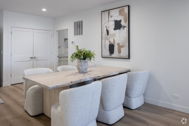 2 habitaciones, 2 baños - 1461 pies cuadrados - Comedor - The Grandstone by Nea Maya