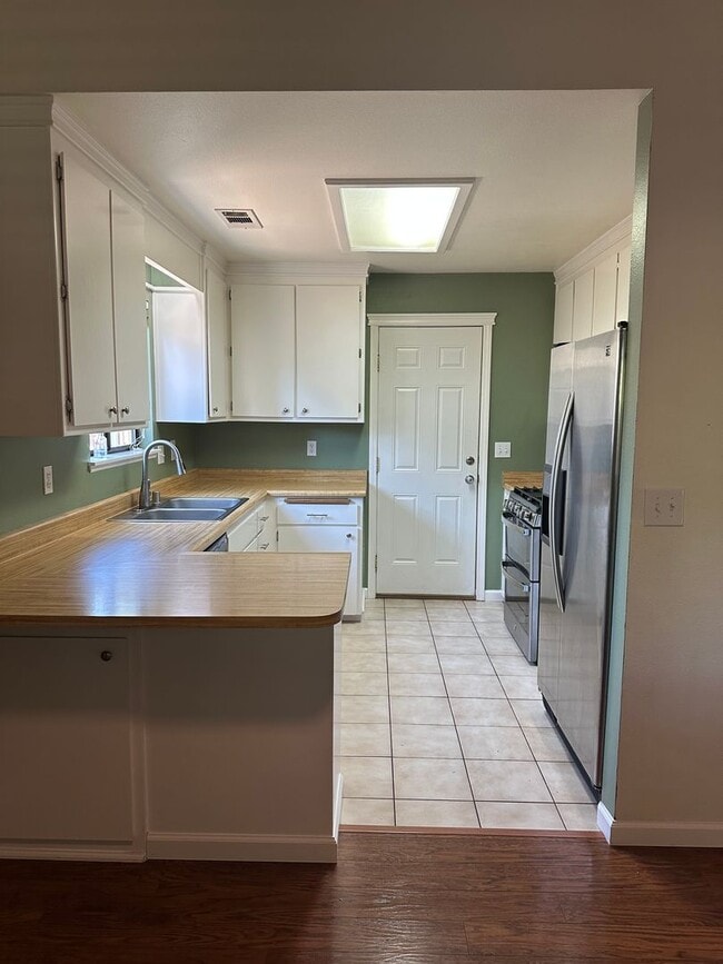 Building Photo - REMODELED 3 BEDROOM 2 BATHROOM HOME IN THE...