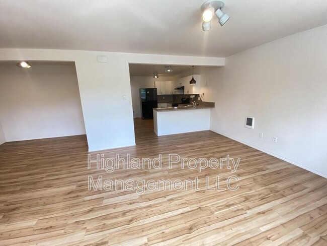 Building Photo - 910 NE Indiana St