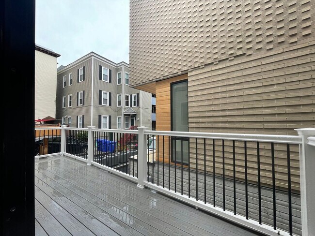 Foto del edificio - Gorgeous 4 bed in Brookline Village