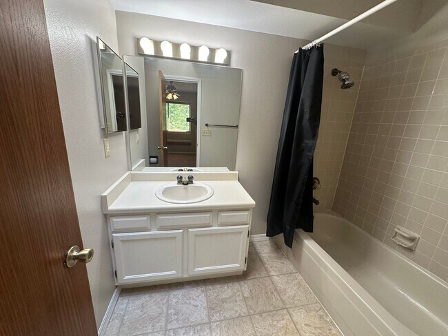 Building Photo - 2 Bed, 2 Bath Unit in Rockrimmon