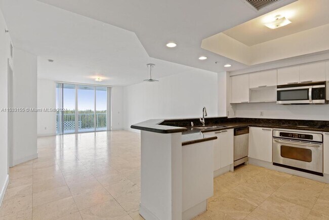 Building Photo - 15051 Royal Oaks Ln