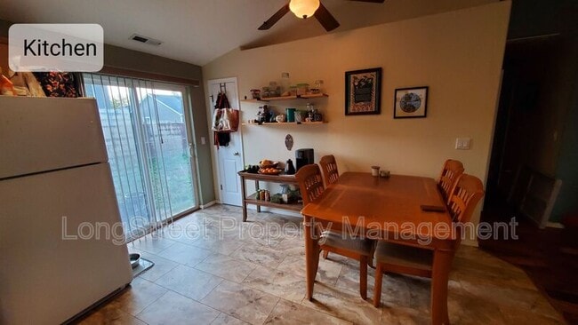 Building Photo - 254 NE Breezy Way