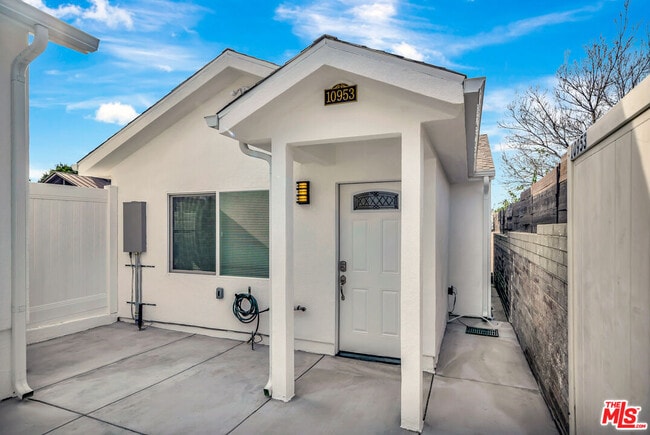 Foto del edificio - 10953 Whitegate Ave