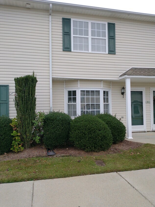 Primary Photo - 2370-23K9 Vineyard Dr