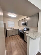Building Photo - 1121 Fords Pointe Cir