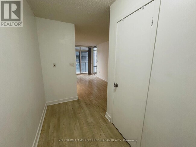 Photo du bâtiment - 705-4k Spadina Ave.