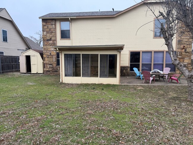 Foto del edificio - Welcome home to this spacious two-story gem!