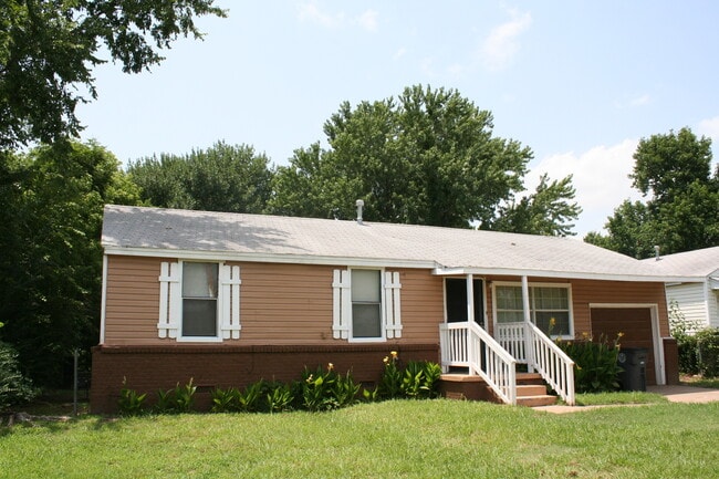 Building Photo - Coming Soon! 3 BED 1 BATH! Schedule a tour today!