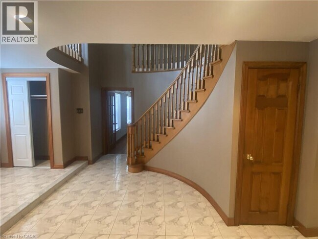 Photo du bâtiment - 38 ELEVENTH Road E