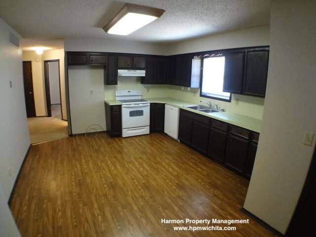 Building Photo - Large 3 Bed 2 Bath Duplex Located Near 13t...