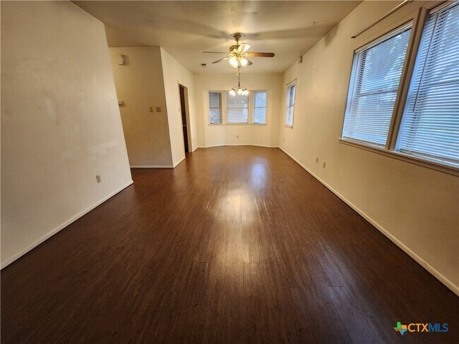 Foto del edificio - 1274 Hillcrest Dr