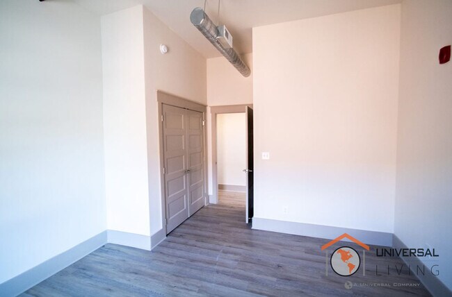 Foto del edificio - 208 E Market St
