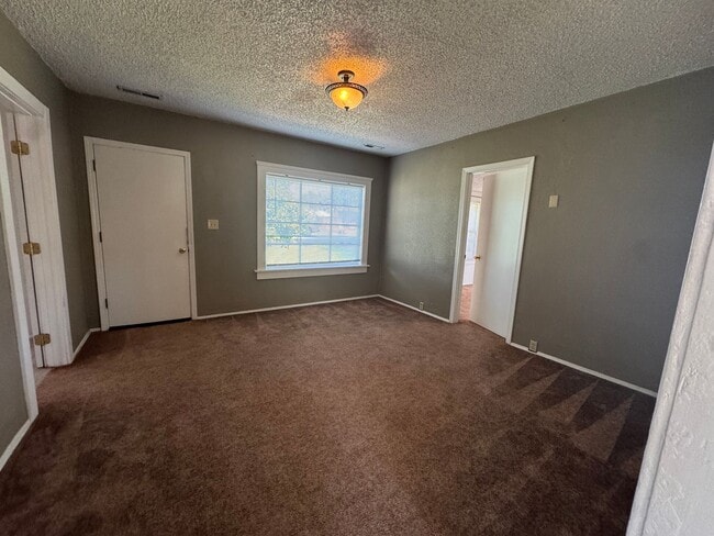 Building Photo - Quaint home in Hucrest