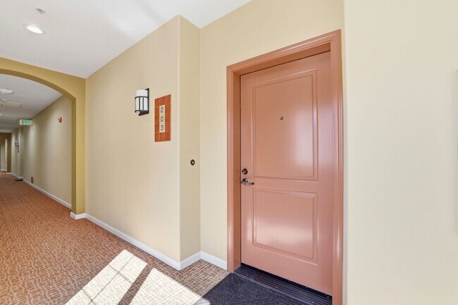 Foto del edificio - Availabe Now!