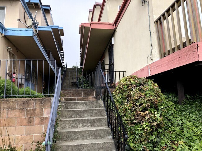 Foto del edificio - Bright 2-Bedroom with Balcony & Parking