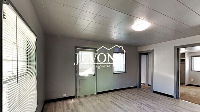 Foto del edificio - Jevons Property Management Presents 2 Bedrooms, 1 Bathroom Apartment near State Fair Park in down...