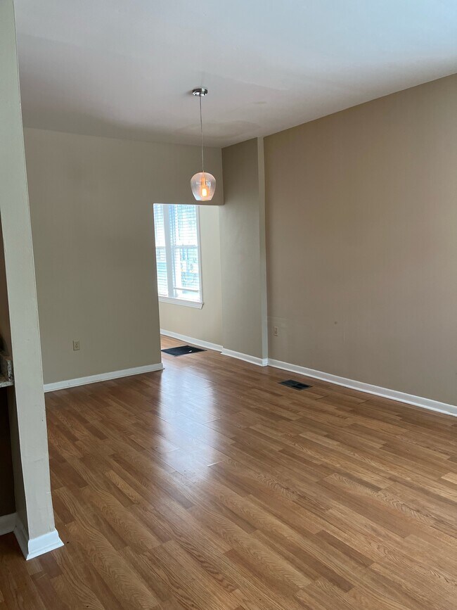 Building Photo - 122 Maximillian St