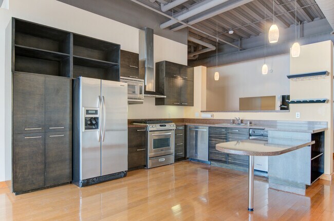 Foto del edificio - Luxury Gold Lofts! Bright Open Floor Plan with City Views-Secure Parking