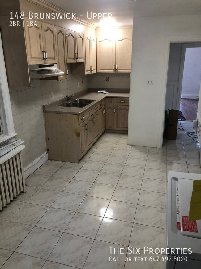 Building Photo - 2 Bedroom, Harbord Village, Upper floor with private balcony