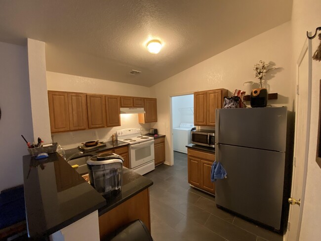 Foto del edificio - 421 Dayflower Ln