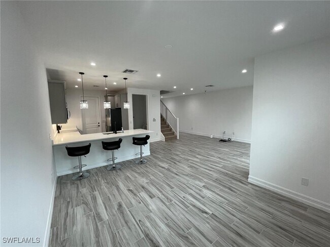 Foto del edificio - 7630 Rockefeller Dr