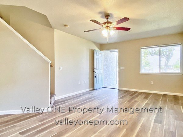 Foto del edificio - COMING SOON! Private Ground Floor Townhome in Desirable Complex with Attached 2 Car Garage