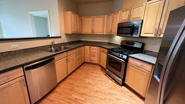 Building Photo - High End (2) Bedroom, (2.5) Bathroom Condo...