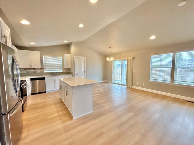 Foto del edificio - GORGEOUS, NEWER REDMOND HOME, IN SUNRISE M...