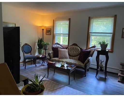 Foto del edificio - 37 Lake George Rd