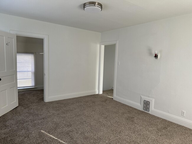 Building Photo - 309 1/2 W Pleasant St