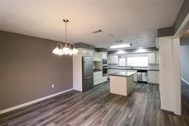 Building Photo - 24015 Lone Elm Dr