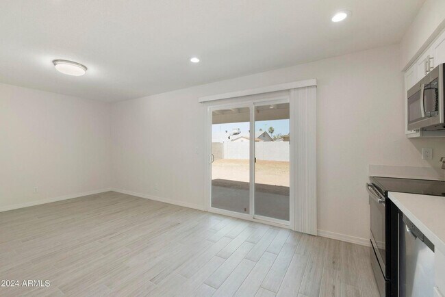 Foto del edificio - 3316 E Helena Dr