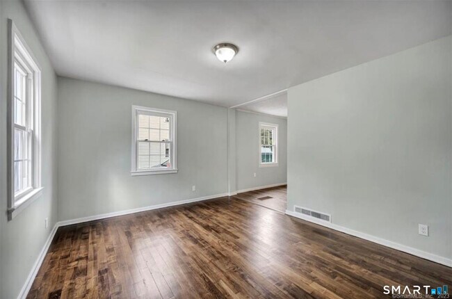 Foto del edificio - 607 Hartford Rd