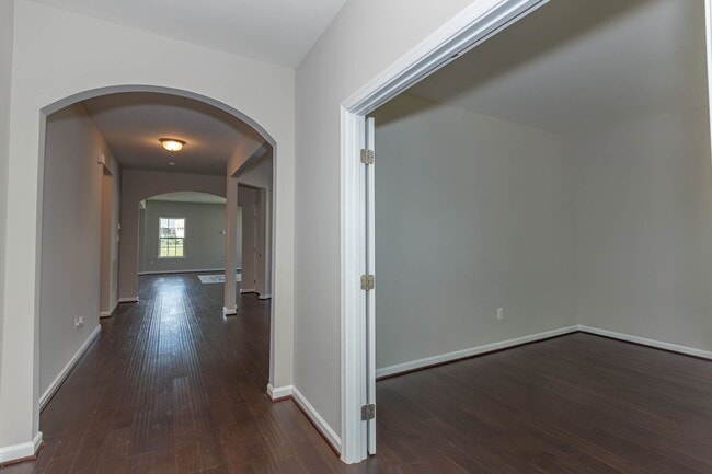 Building Photo - 5 Bed, 4.5 Bath Single Family Home in Step...