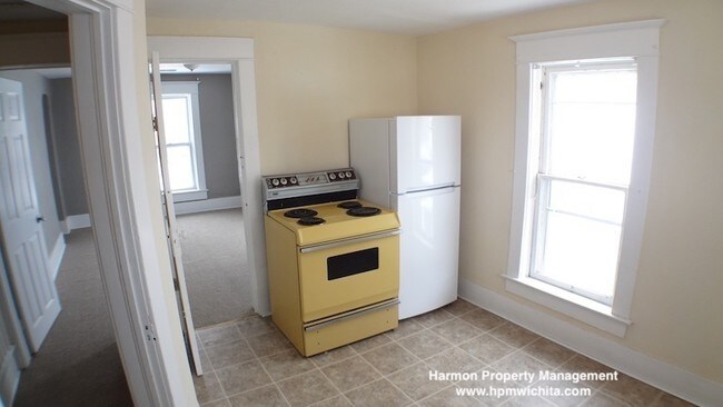 Building Photo - Large 1 Bed 1 Bath Upstairs Apartment Near...