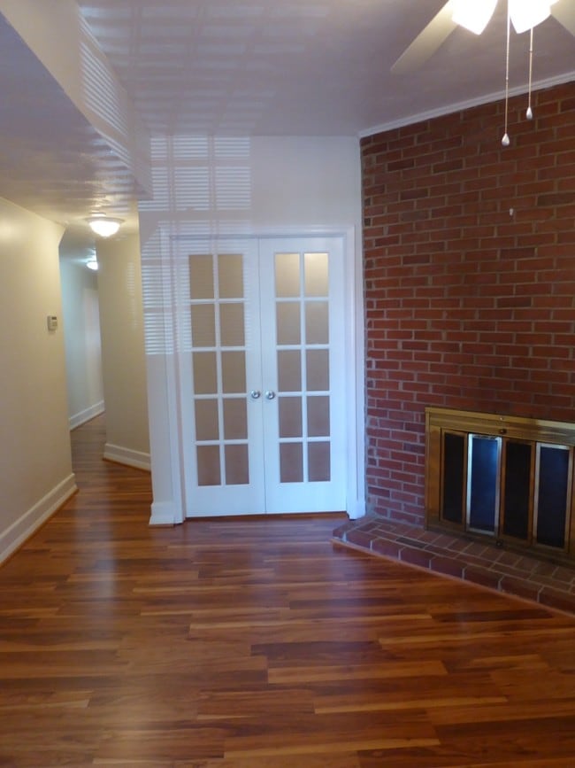 Building Photo - 527 9th St NE