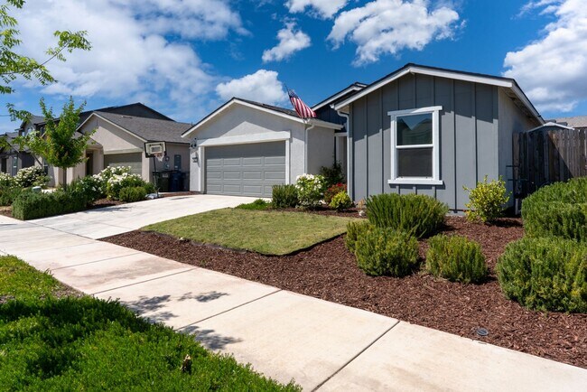 Building Photo - 627 Suzanne Dr