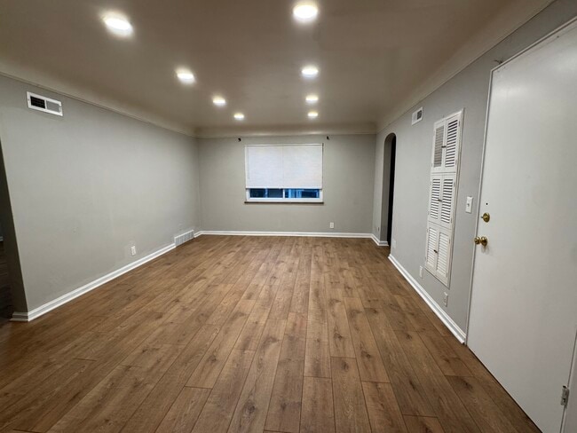 Living Room - 6803 Plainfield Rd