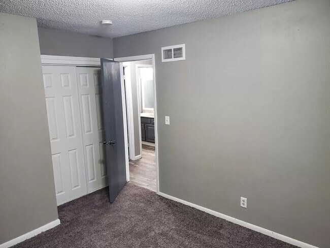 Building Photo - 616 E Hackley Ave