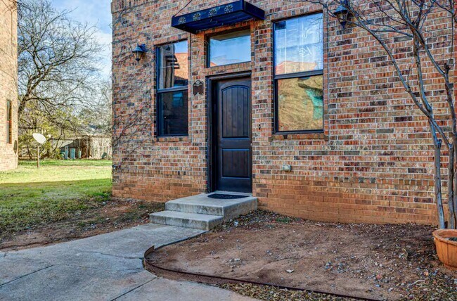 Foto del edificio - Large furnished Townhome in Norman!