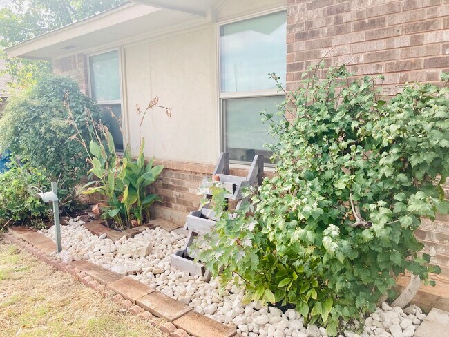 Building Photo - 1609 Apian Way