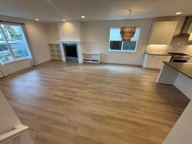 Building Photo - Spacious 4 Bedroom Home